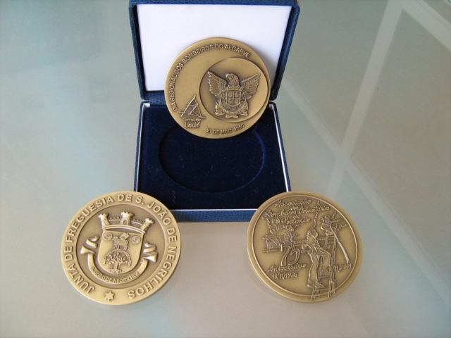 Medalhas comemorativas, em bronze, cunhadas. Alto relevo. Formato redondo