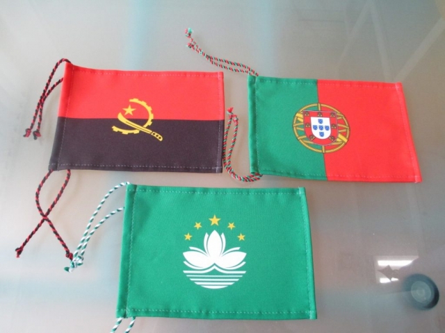 Bandeiras de secretária 21 x 14 cm em tecido com bainhas e cordão